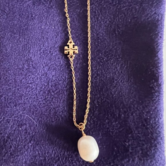 Tory Burch Gold Logo Cultured Pearl Short Necklace - Picture 5 of 9